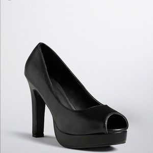 All black women’s high heels 👠